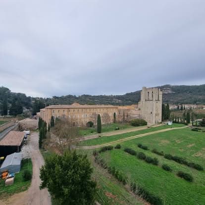 Vue d'ensemble de l'abbaye de Lagrasse et de son parc, depuis les hauteurs du site
